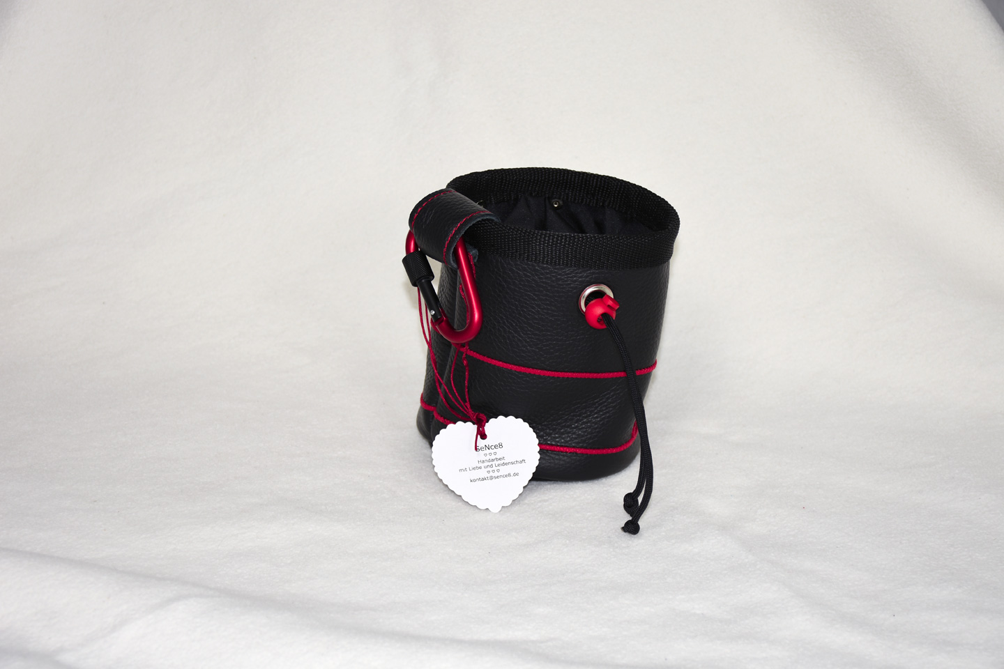 Artikel: CB3310 / Motiv: Echt Leder / Farbe: schwarz, rot / Material: Leder, Softshell, Mixstoffe