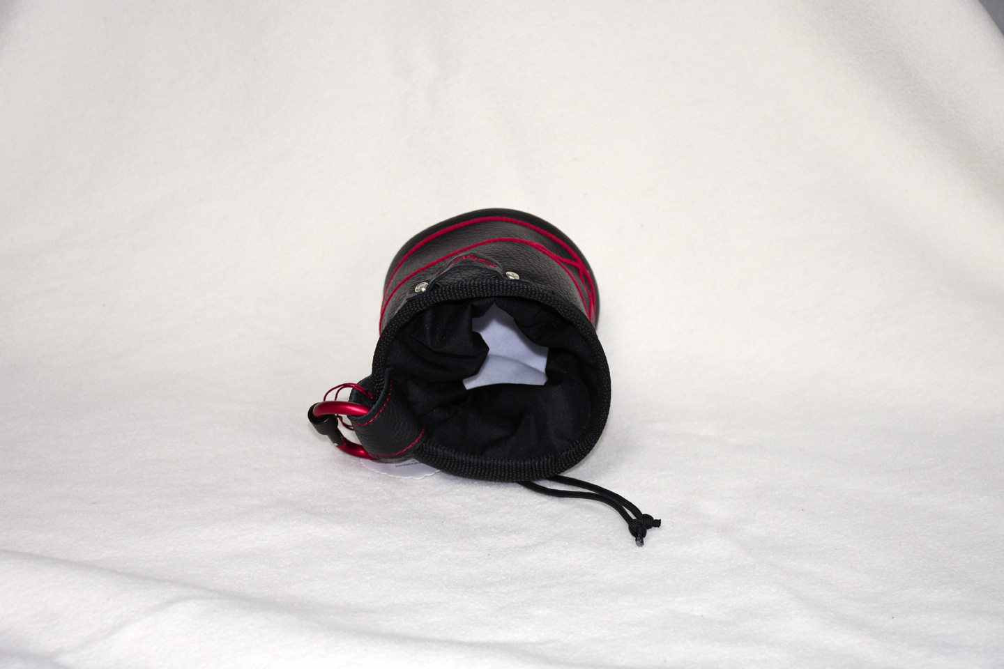 Artikel: CB3310 / Motiv: Echt Leder / Farbe: schwarz, rot / Material: Leder, Softshell, Mixstoffe