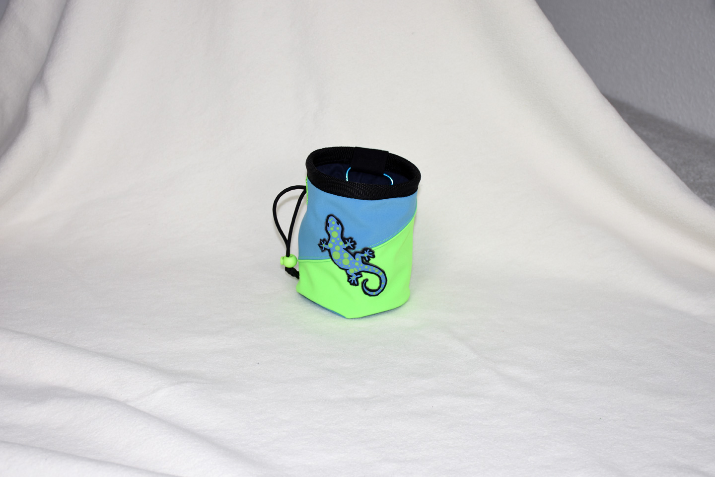 Artikel: CB3315 / Motiv: Gecko / Farbe: Neon grün, hellblau / Material: Softshell, Mixstoffe