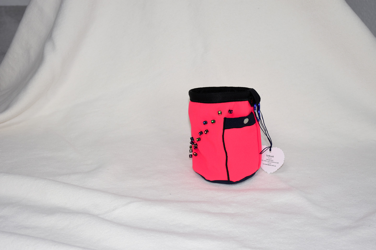 Artikel: CB3318 / Motiv: Herzwürfel / Farbe: Neon orange-pink / Material: Softshell, Mixstoffe