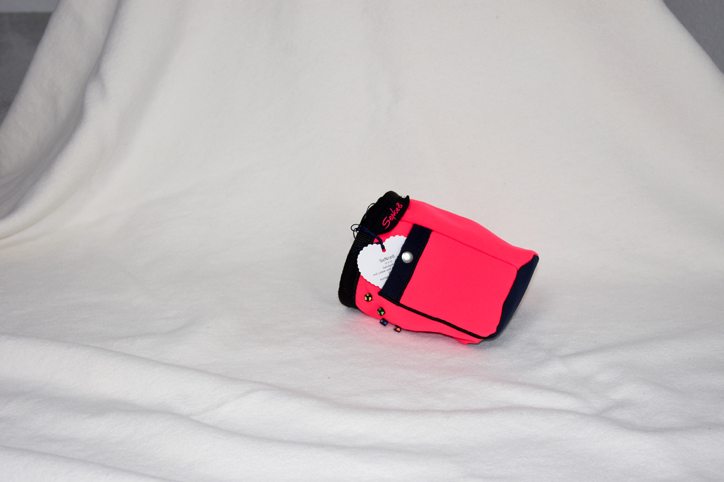 Artikel: CB3318 / Motiv: Herzwürfel / Farbe: Neon orange-pink / Material: Softshell, Mixstoffe