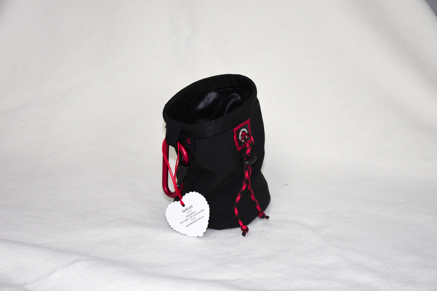 Artikel: CB3307 / Motiv: Rot Punkt / Farbe: schwarz, rot / Material: Softshell, Mixstoffe