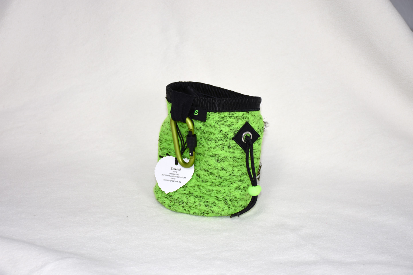 Artikel: CB3303 / Motiv: Katwiesel / Farbe: Kiwi grün, schwarz / Material: Recycling Stoff, Softshell, Mixstoffe