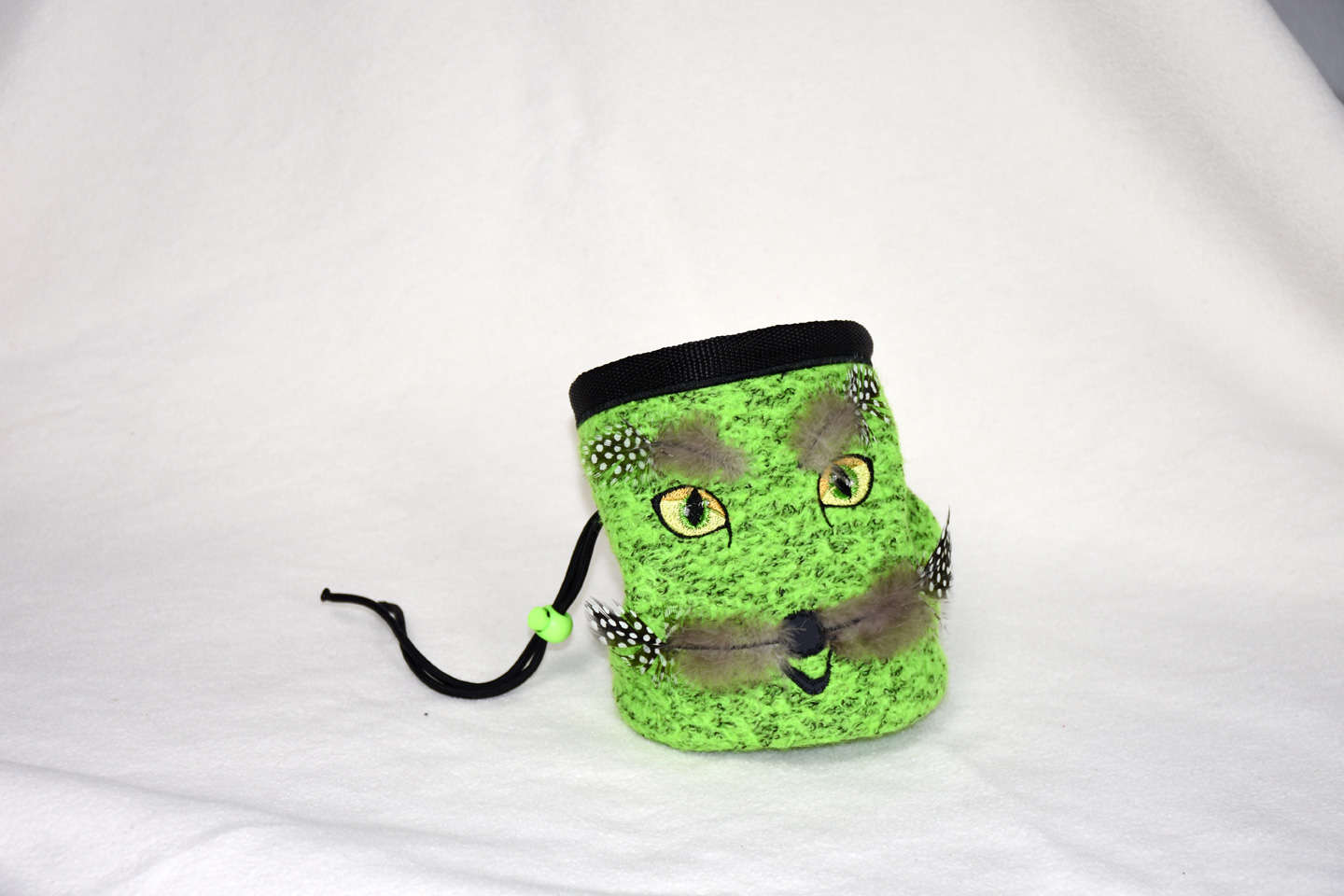 Artikel: CB3303 / Motiv: Katwiesel / Farbe: Kiwi grün, schwarz / Material: Recycling Stoff, Softshell, Mixstoffe