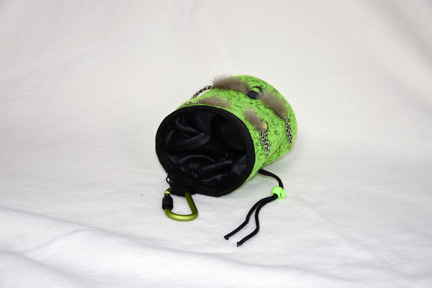 Artikel: CB3303 / Motiv: Katwiesel / Farbe: Kiwi grün, schwarz / Material: Recycling Stoff, Softshell, Mixstoffe