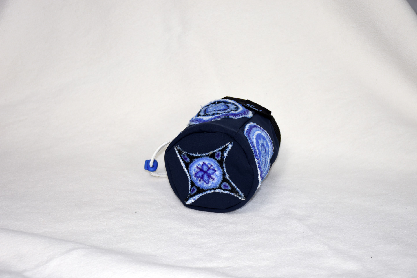 Artikel: CB3304 / Motiv: Seifenblasen / Farbe: dunkel blau, blau Mix / Material: Softshell, Mixstoffe