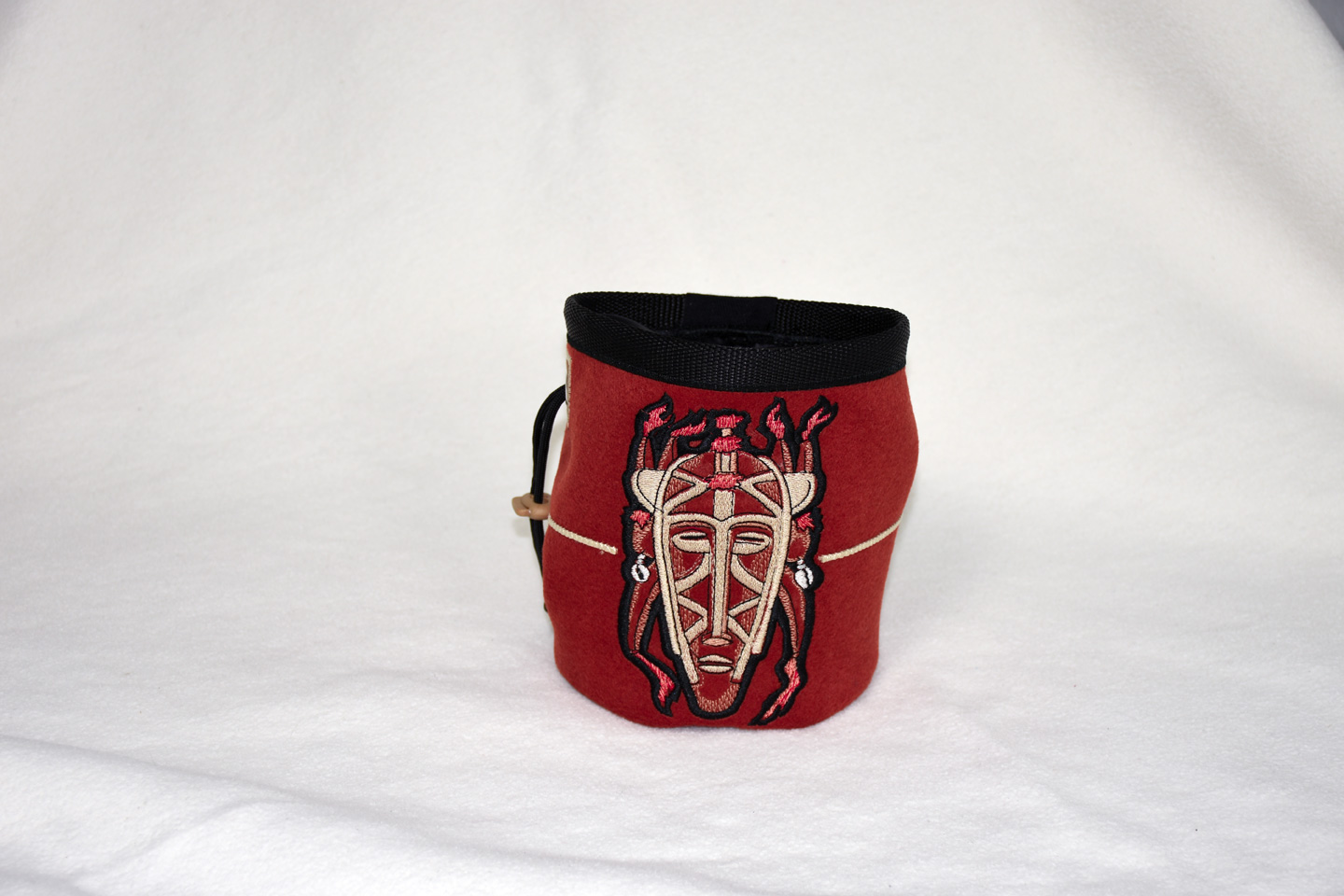 Artikel: CB3305 / Motiv: Feuergott / Farbe: braun, schwarz / Material: 100% Schurwolle, Softshell, Mixstoffe