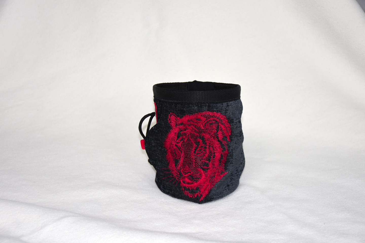 Artikel: CB3308 / Motiv: Tiger / Farbe: schwarz, rot / Material: Chenille, Softshell, Mixstoffe