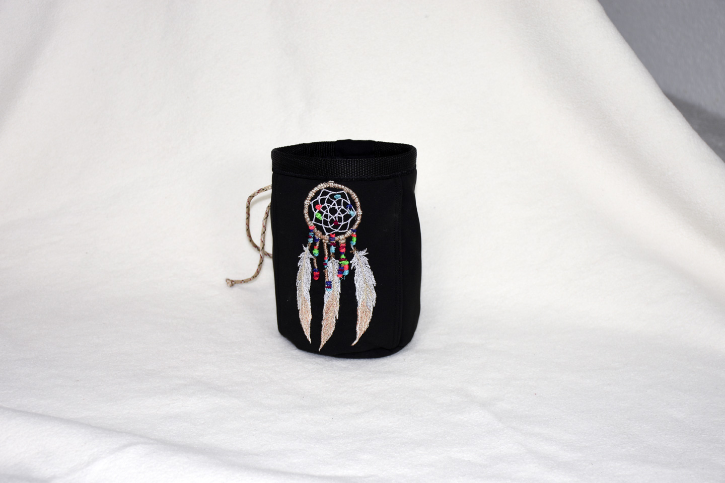 Artikel: CB3311 / Motiv: Feder Mandala - mit verdecktem Reißverschluss / Farbe: schwarz, bunt / Material: Softshell, Mixstoffe