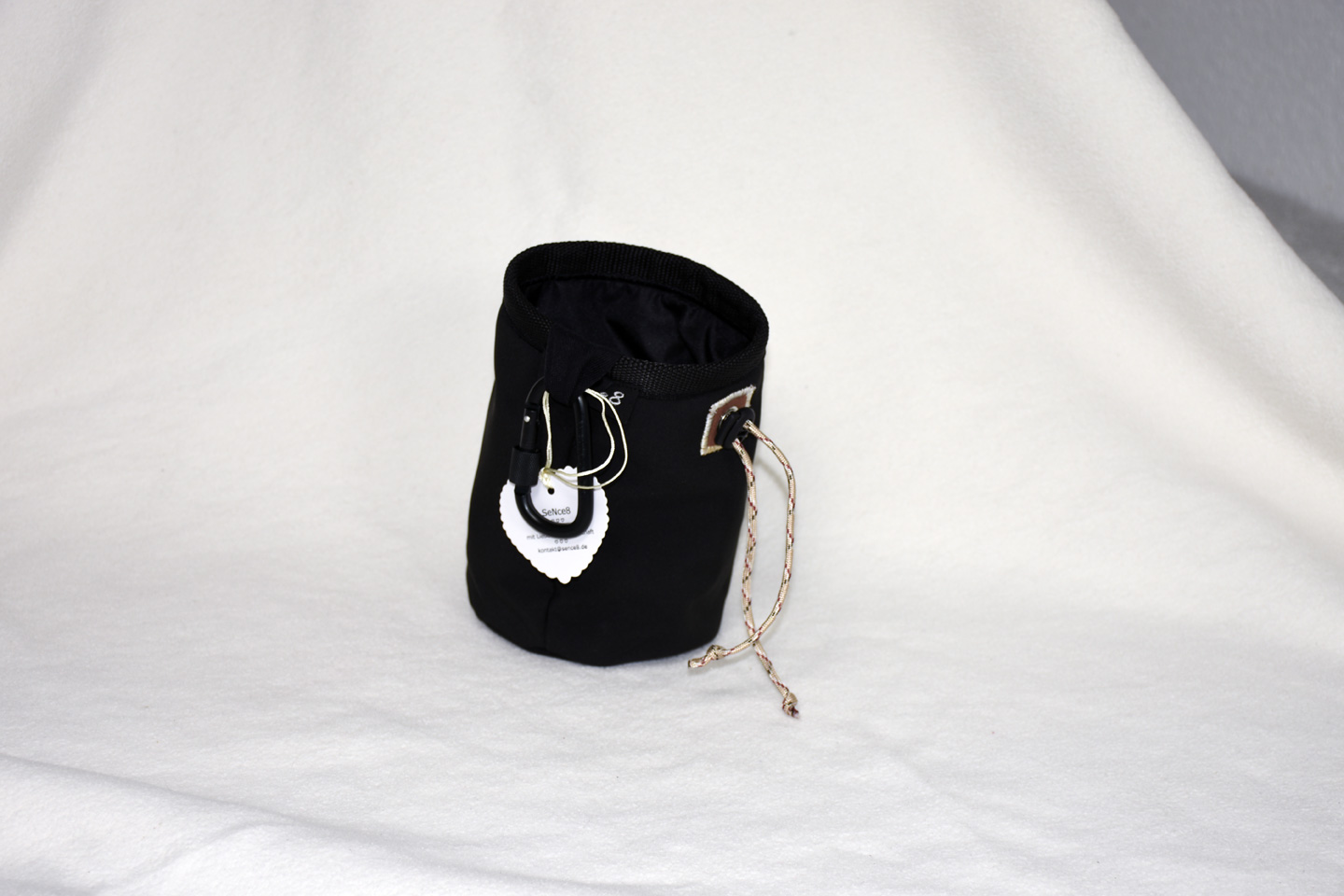 Artikel: CB3311 / Motiv: Feder Mandala - mit verdecktem Reißverschluss / Farbe: schwarz, bunt / Material: Softshell, Mixstoffe