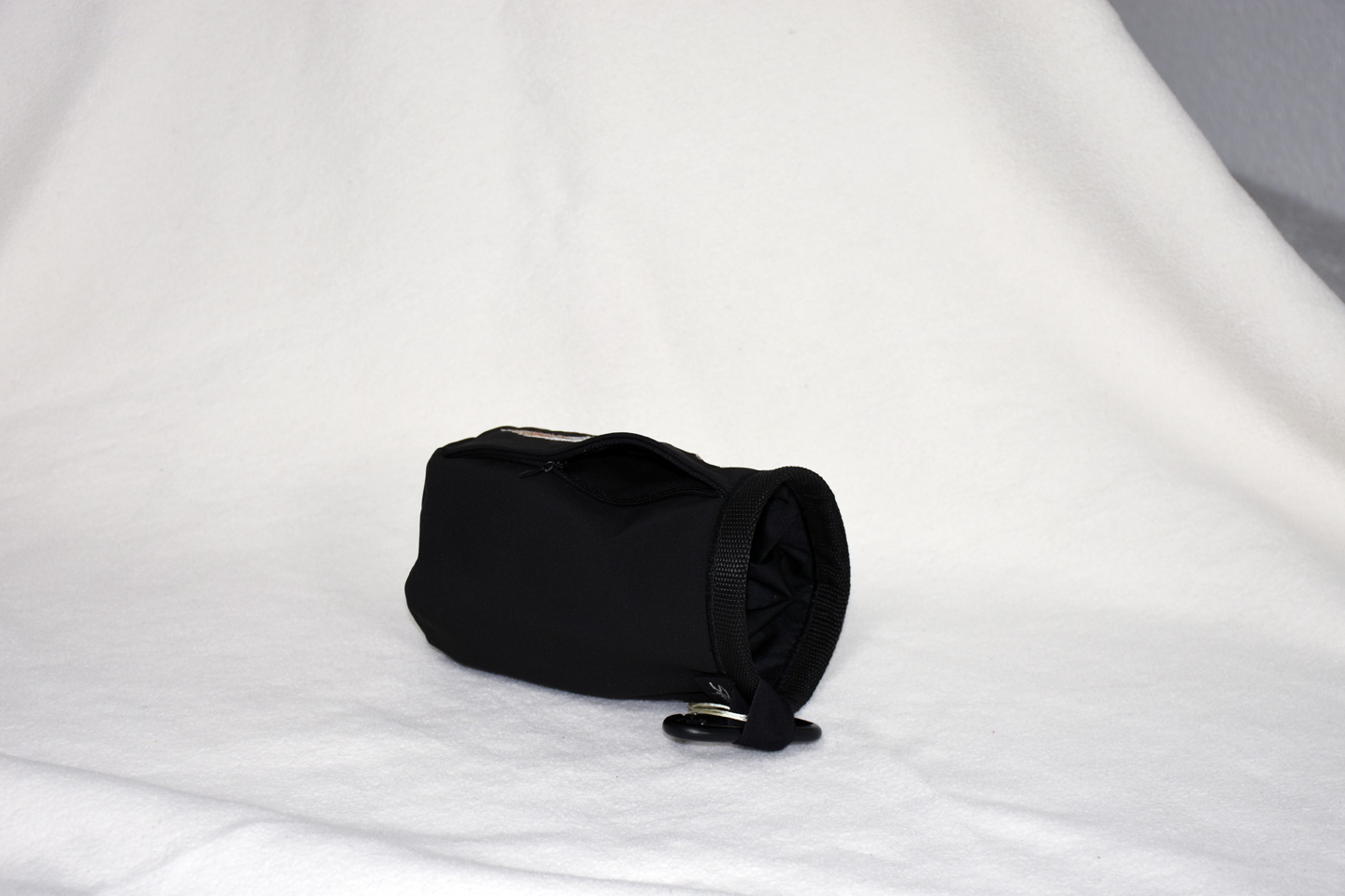 Artikel: CB3311 / Motiv: Feder Mandala - mit verdecktem Reißverschluss / Farbe: schwarz, bunt / Material: Softshell, Mixstoffe