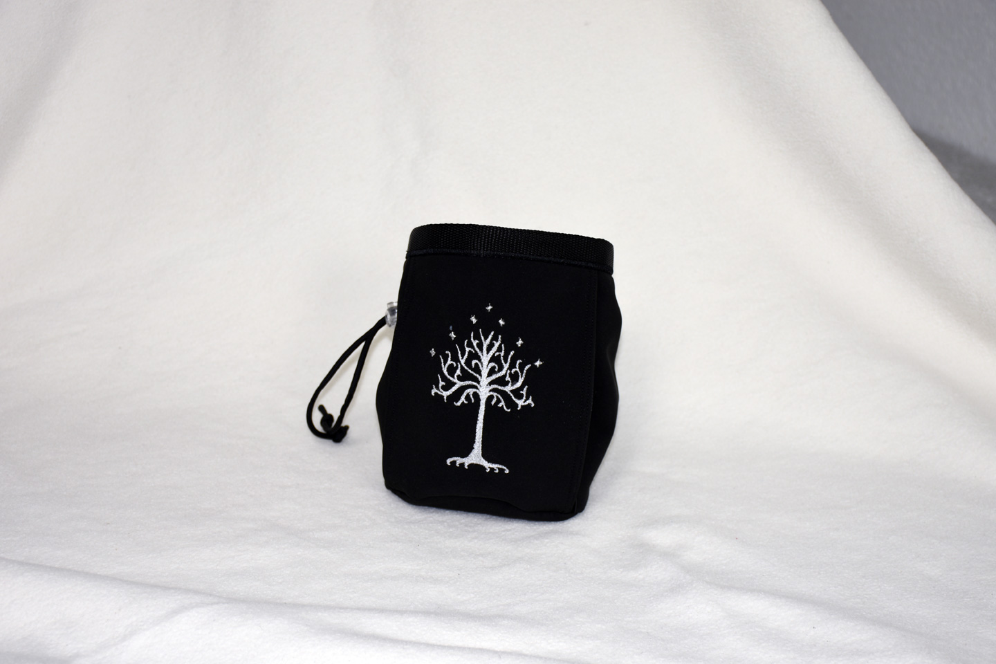 Artikel: CB3313 / Motiv: Sternen Baum - mit verdecktem Reißverschluss / Farbe: schwarz, silber / Material: Softshell, Mixstoffe