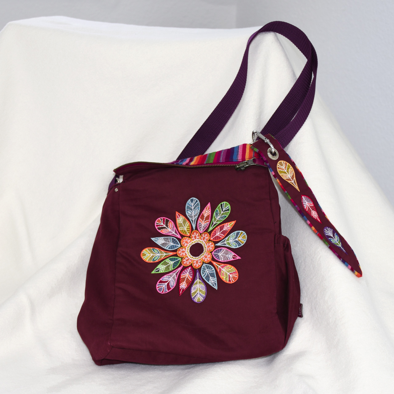 Artikel: Alina JT1101 / Motiv: Mandala bunt / Farbe: Bordeaux, color stripes / mit Wendefunktion