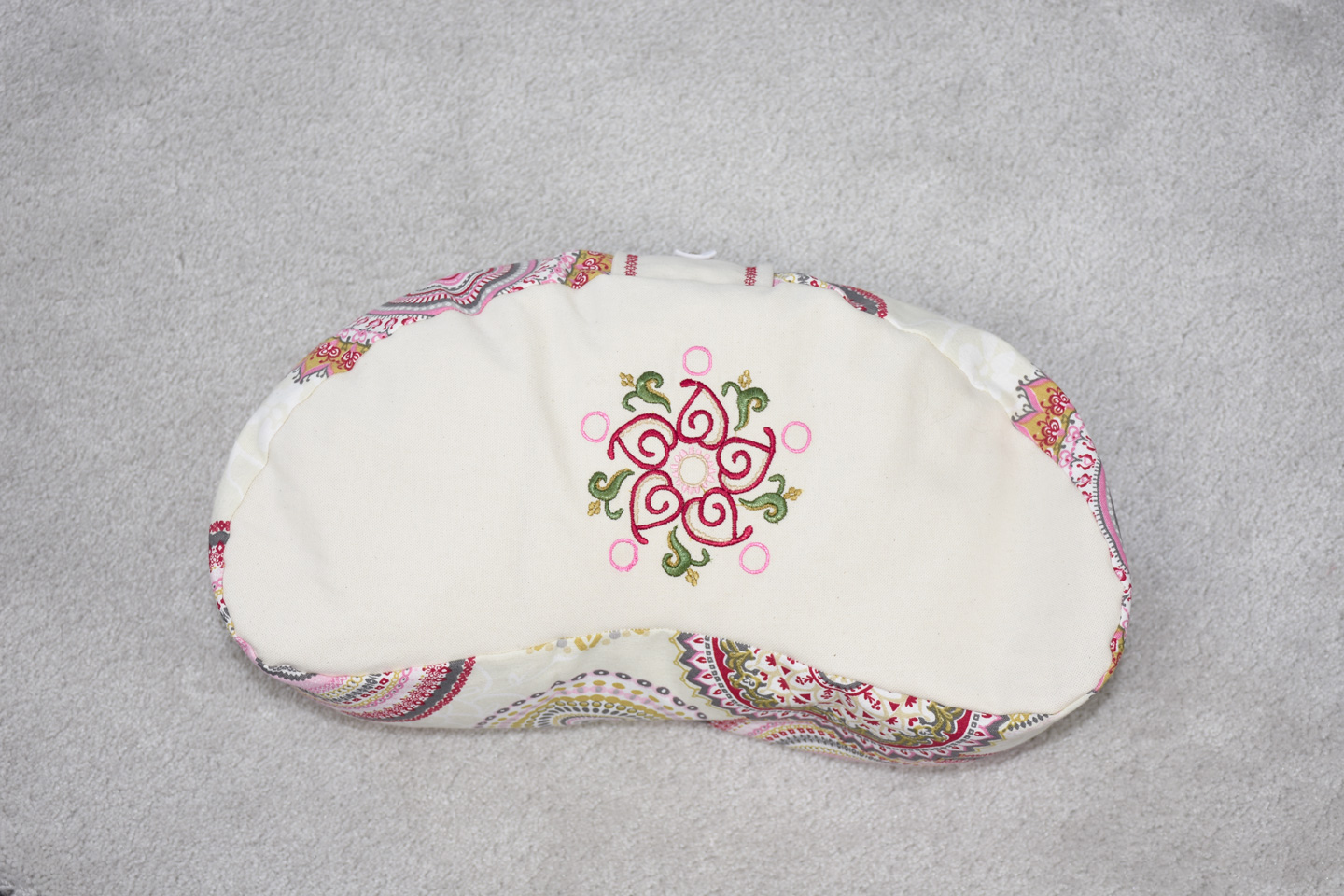 Artikel: mm2201 – Motiv: Mandala Blume / Form: Moon / Farbe: creme, rosa / Material: 100% Baumwolle