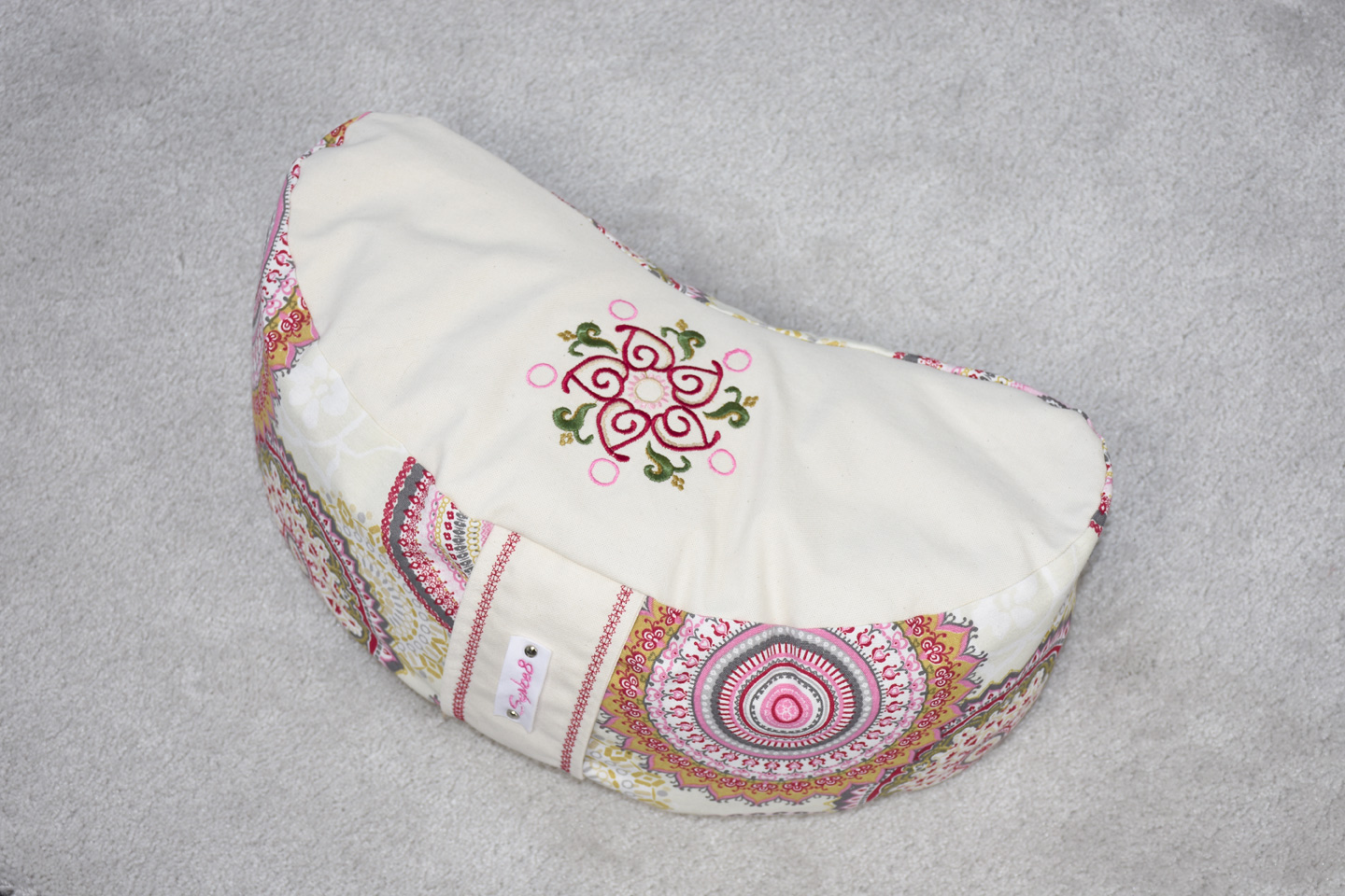 Artikel: mm2201 – Motiv: Mandala Blume / Form: Moon / Farbe: creme, rosa / Material: 100% Baumwolle