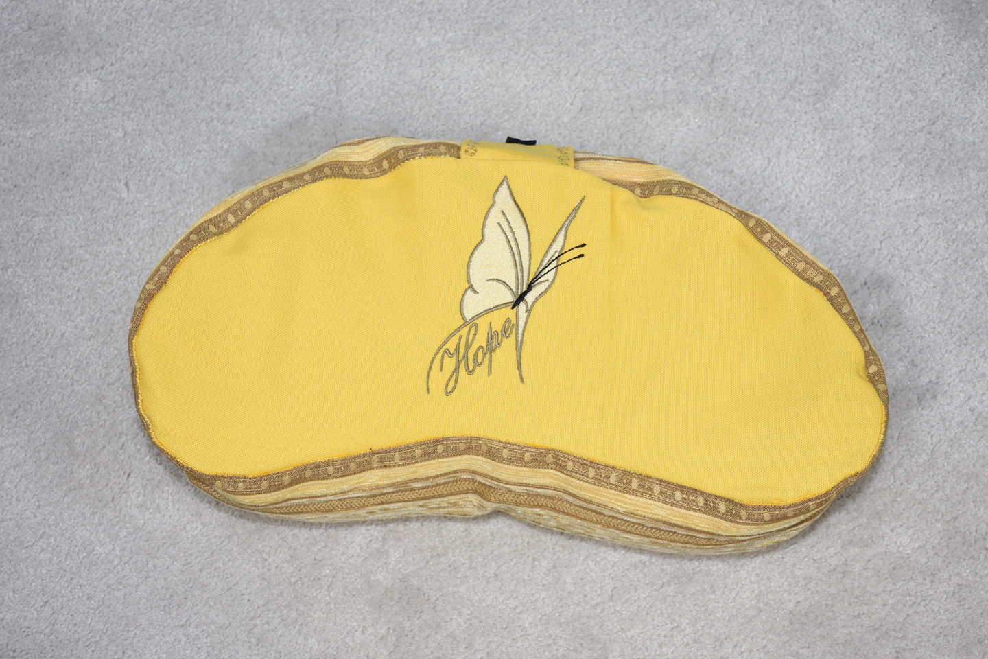 Artikel: mm2203 – Motiv: Schmetterling Hope / Form: Moon / Farbe: gelb, braun beige / Material: Baumwolle, Canvas, BW Mix