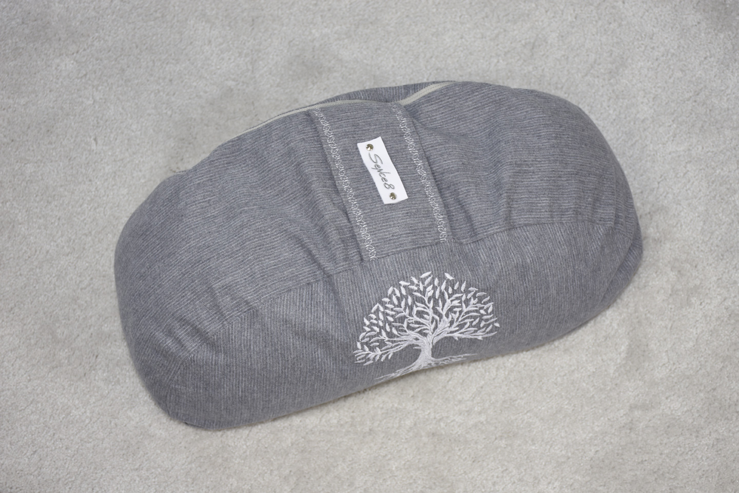 Artikel: mm2205 – Motiv: Lebensbaum / Form: Moon / Farbe: grau, weiß / Material: Baumwolle, Flanell