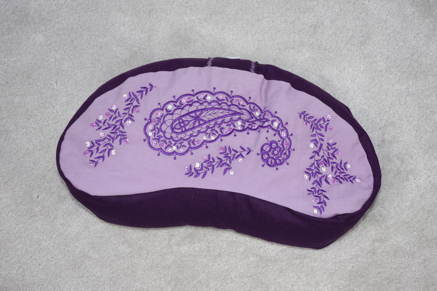 Artikel: mm2206 – Motiv: Blumenornament / Form: Moon / Farbe: Flieder, lila / Material: 97% Baumwolle, 3% Elasthan, 100% Leinen