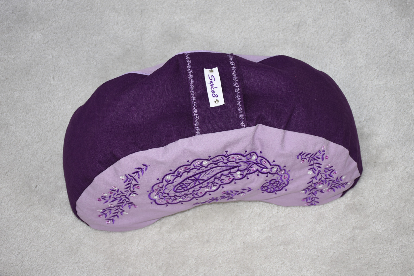 Artikel: mm2206 – Motiv: Blumenornament / Form: Moon / Farbe: Flieder, lila / Material: 97% Baumwolle, 3% Elasthan, 100% Leinen