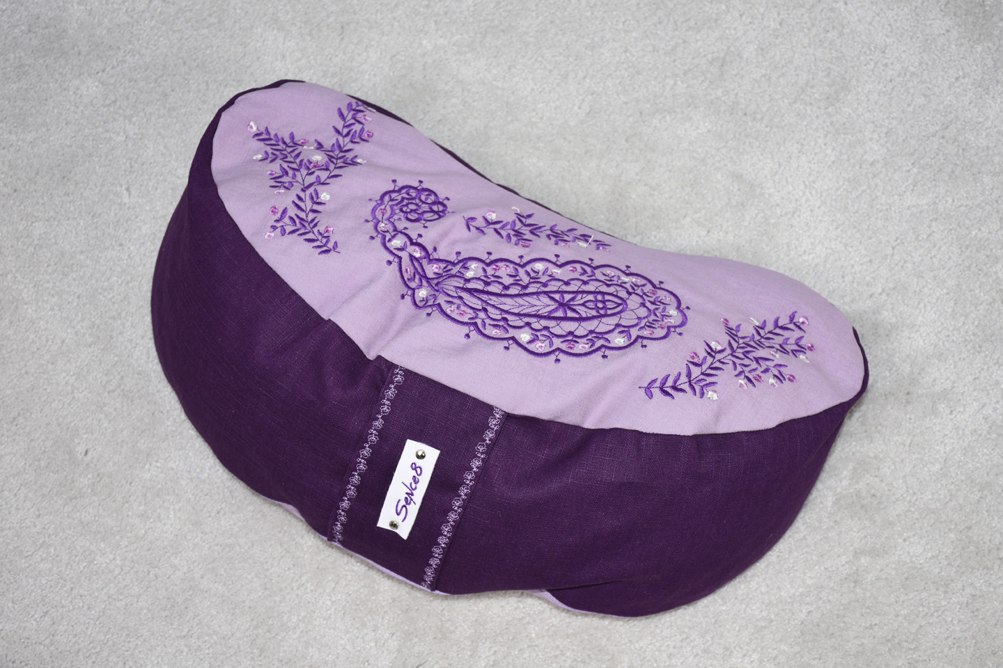 Artikel: mm2206 – Motiv: Blumenornament / Form: Moon / Farbe: Flieder, lila / Material: 97% Baumwolle, 3% Elasthan, 100% Leinen