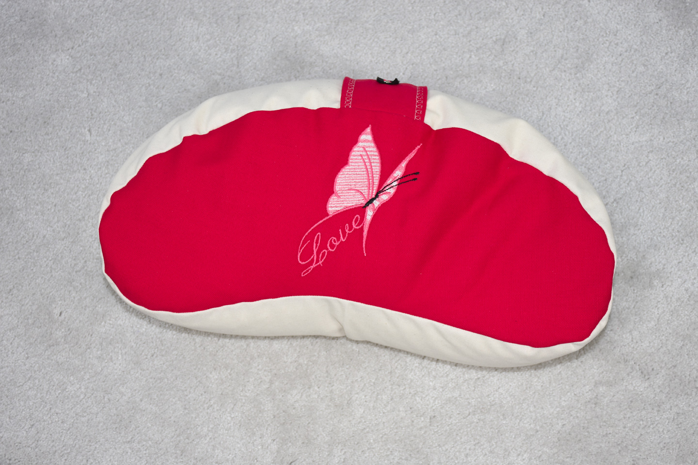 Artikel: mm2207 – Motiv: Schmetterling Love / Form: Moon / Farbe: rot, creme / Material: 100% Baumwolle, Canvas