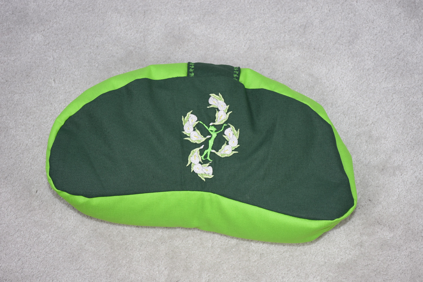 Artikel: mm2208 – Motiv: Callas Frau / Form: Moon / Farbe: dunkel & Kiwi grün / Material: 100% Baumwolle, Canvas