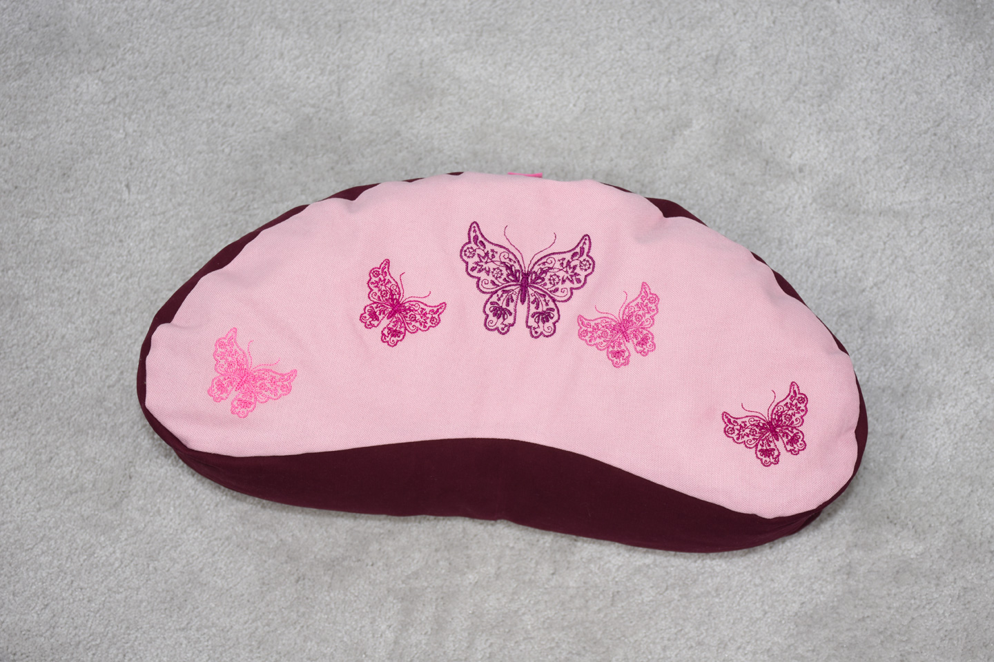 Artikel: mm2210 – Motiv: 5 Schmetterlinge / Form: Moon / Farbe: rosa, bordeaux / Material: 97% Baumwolle, 3% Elasthan, Canvas