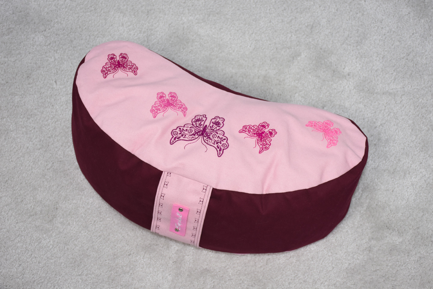 Artikel: mm2210 – Motiv: 5 Schmetterlinge / Form: Moon / Farbe: rosa, bordeaux / Material: 97% Baumwolle, 3% Elasthan, Canvas