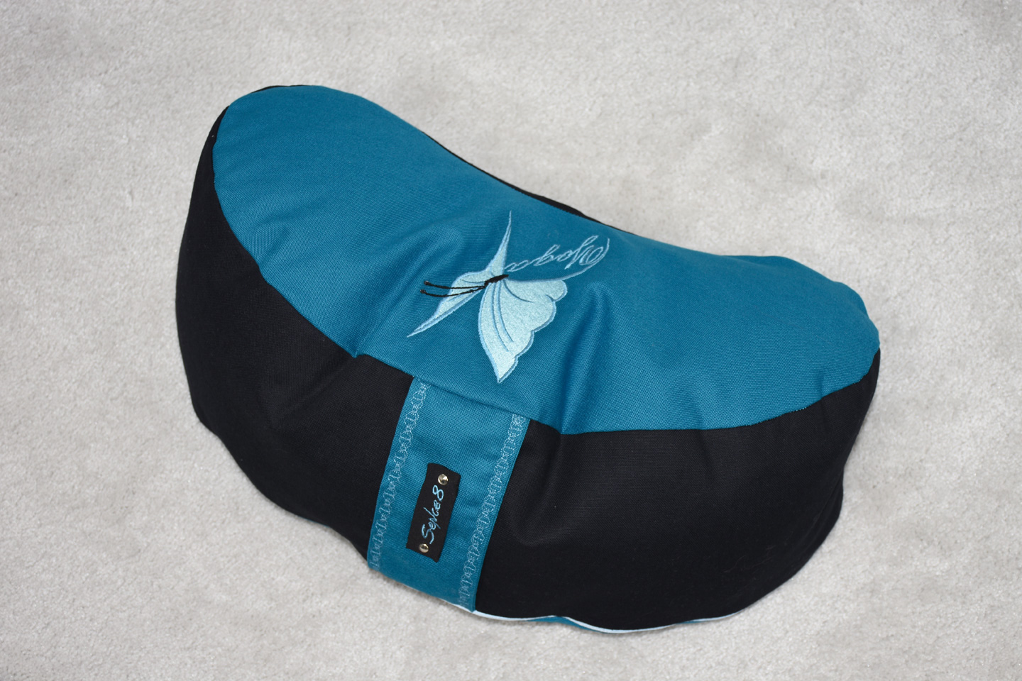 Artikel: mm2211 – Motiv: Schmetterling Yoga / Form: Moon / Farbe: dunkel türkis, schwarz / Material: 100% Baumwolle, Canvas