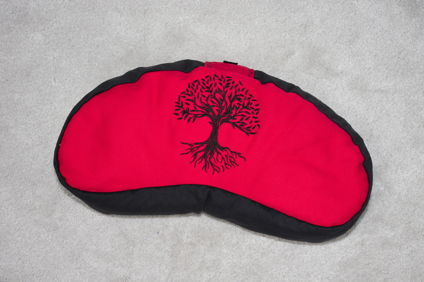 Artikel: mm2212 – Motiv: Lebensbaum / Form: Moon / Farbe: rot, schwarz / Material: Baumwolle, Canvas, Samt