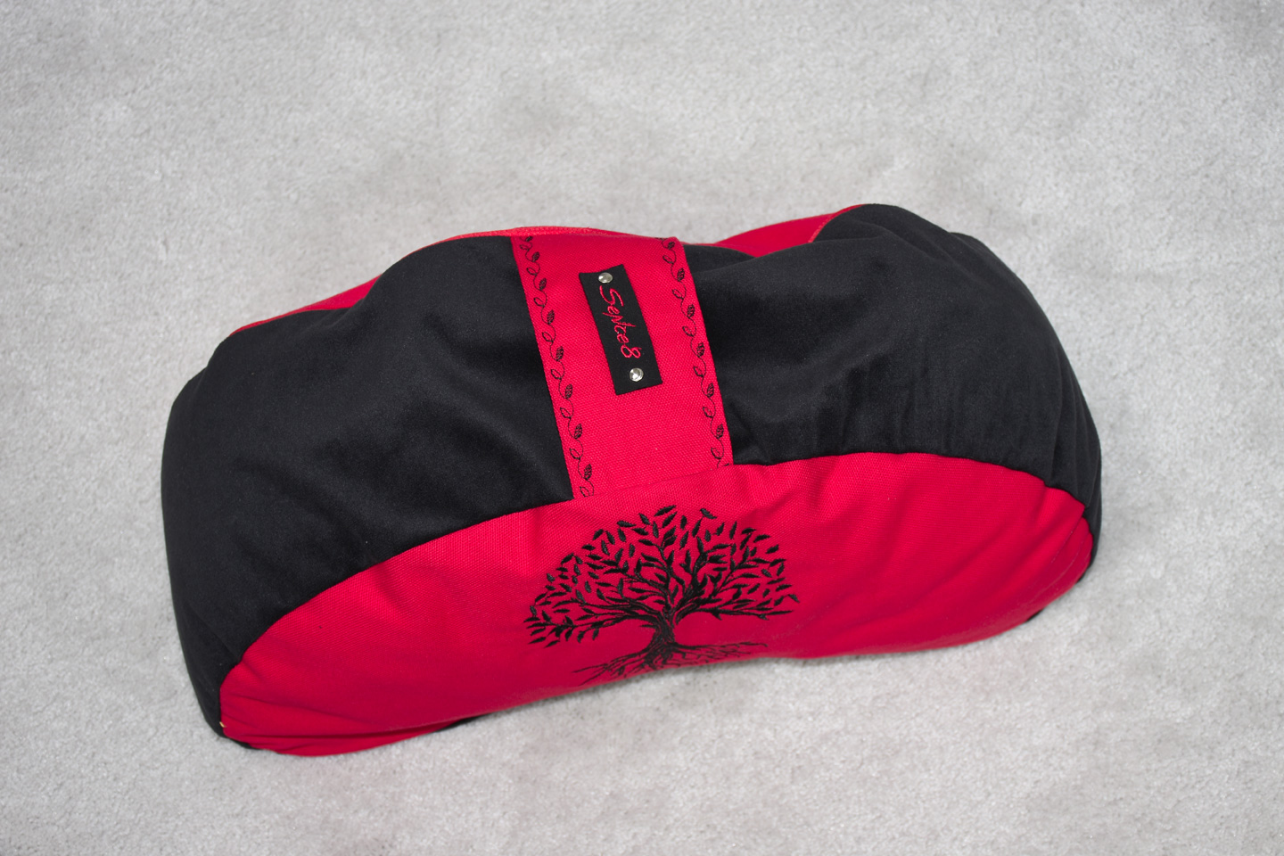 Artikel: mm2212 – Motiv: Lebensbaum / Form: Moon / Farbe: rot, schwarz / Material: Baumwolle, Canvas, Samt