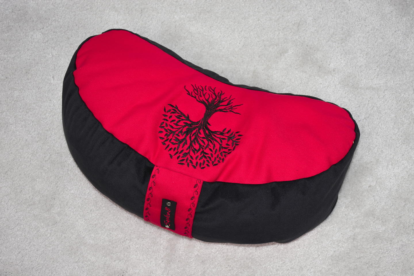 Artikel: mm2212 – Motiv: Lebensbaum / Form: Moon / Farbe: rot, schwarz / Material: Baumwolle, Canvas, Samt